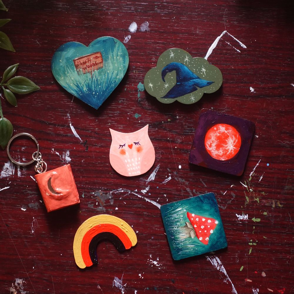Handpainted fridge magnets ans keychains.