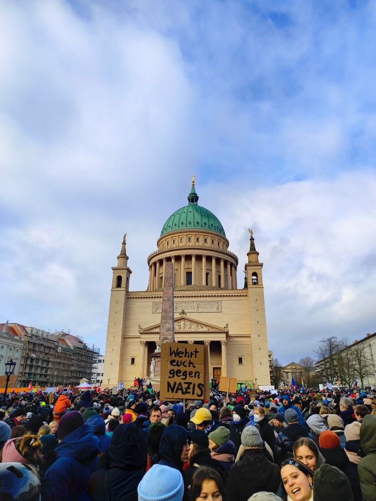 Auf einer Demo gegen Rassismus in Potsdam. Zu sehen ist die Nikolaikirche am Alten Markt #keinmillimeternachrechts #fckafd #keinrassismus #bunt #potsdam
