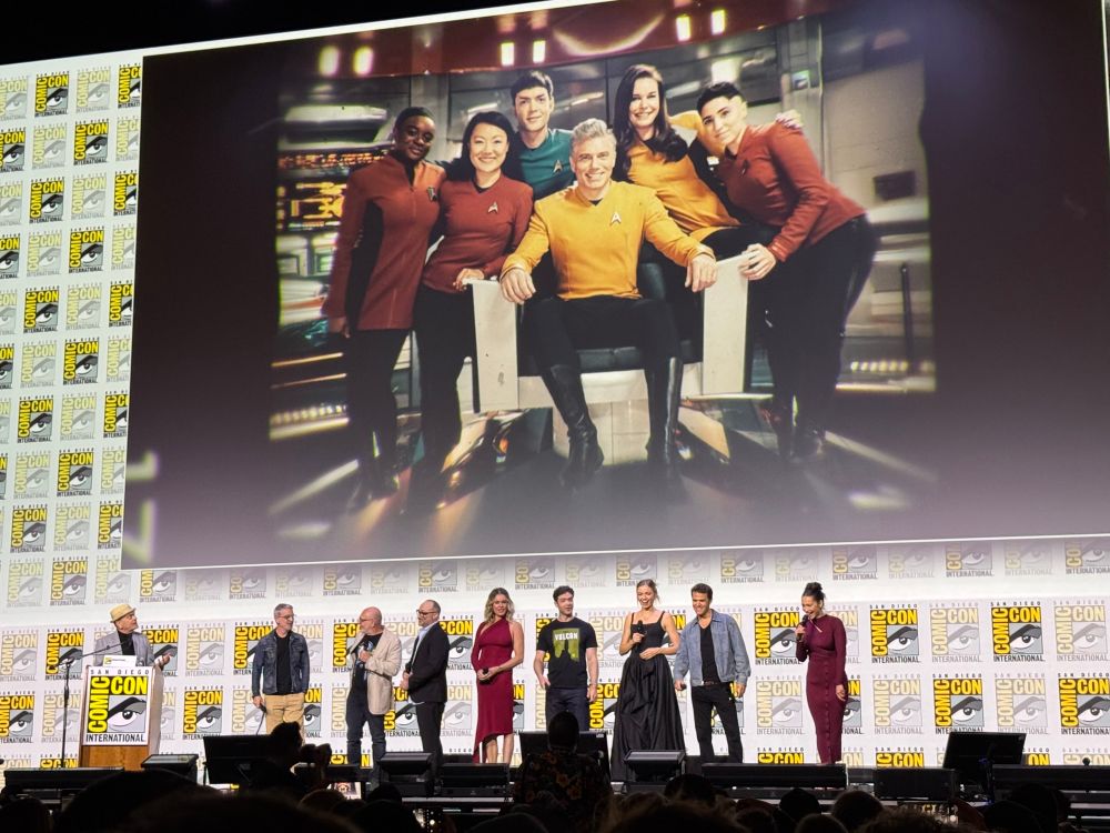 Alex Kurtzman, Akiva Goldsman, Henry Alonso Myers, Christina Chong, Paul Wesley, Jess Bush, Ethan Peck and Rebecca Romijn on stage in Hall H
