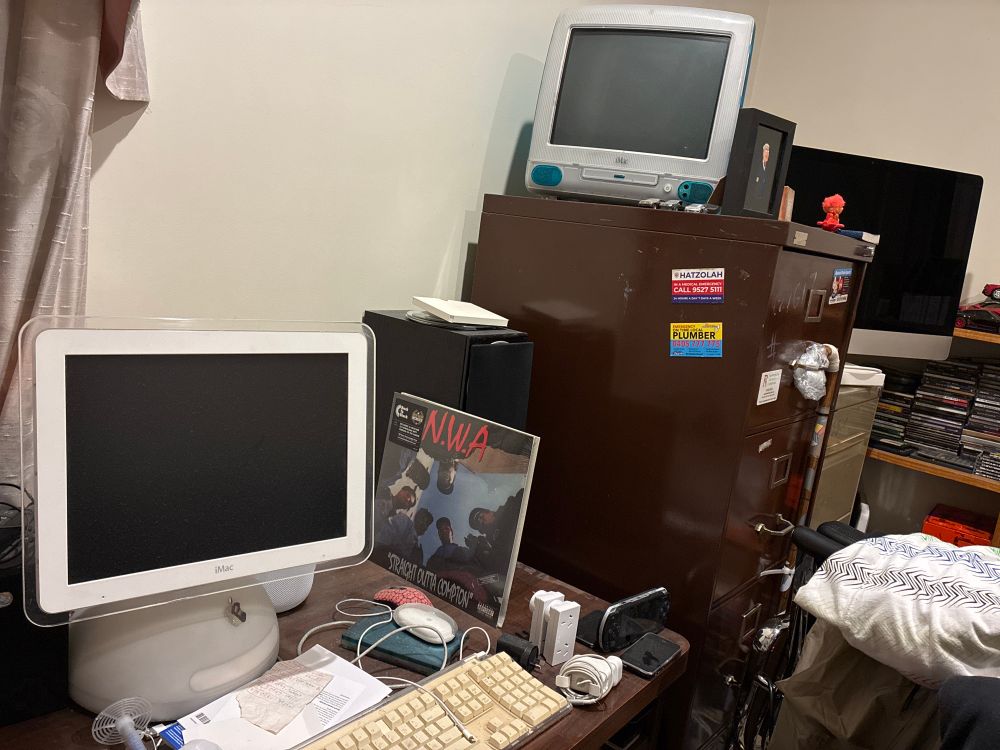 iMac G4 ; g3 in blue in the middle — and lurking intel

Eagle eyes may see the CLS- GTI and 911 turbo : troll doll with a haircut Oo and original PSP, iPhone 3GS and iPod touch and a small part of my ancient teenage years 💿 collection 

Also those g3-4 are the only computers I have with working optical drives and even a floppy disk 💾 adaptor there too :) matching blue 