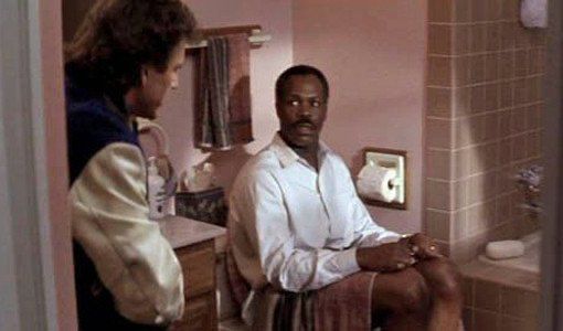 Mel Gibson and Danny Glover in the bathroom bomb scene in Lethal Weapon 2