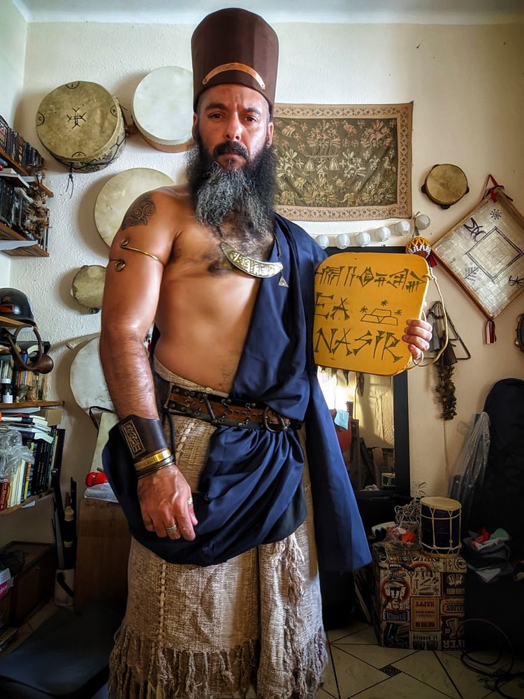 Eu de EA Nasir se oferecendo. Usa do roupas baseadas que os acadianos usavam no período da tábua de reclamação de qualidade do cobre de EA Nasir 