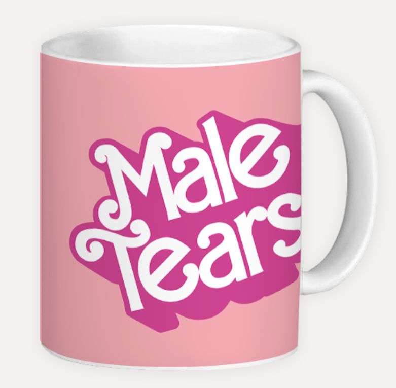 mockup de caneca com fundo rosa claro e alça branca. em rosa pink e branco estão os dizeres "male tears" na fonte do logo do filme Barbie