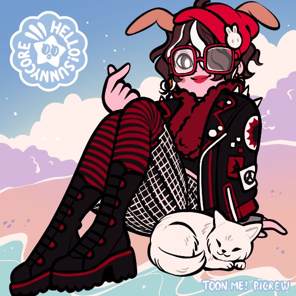 Boneca criada no site picrew.me 
Ela é branca de cabelos castanhos curtos ondulados com mechas brancas e está sentada no chão fazendo um símbolo de coraçãozinho com a mão e usa uma jaqueta preta com patches e spikes, um boá vermelho, saia xadrez em preto e branco, meias listradas em vermelho e preto, botas pretas com detalhes vermelhos, óculos de aro quadrado vermelho e uma boina vermelha com orelhas de coelho rosa. Ao lado dela está um gato branco. Ao fundo um cenário de céu azul e nuvens em tons de rosa e lilás.