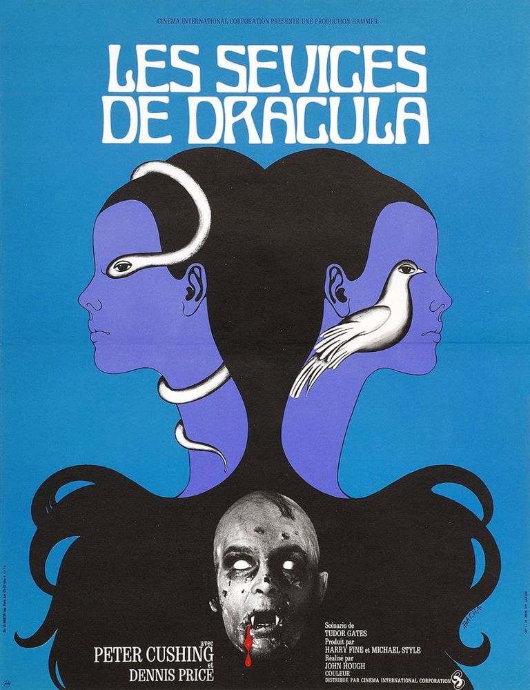 Póster de película de estilo minimalista. Muestra dos perfiles de rostros idénticos y superpuestos, mirando en direcciones opuestas. Los rostros, de un color azul intenso, se unen por el centro. Un perfil tiene una serpiente blanca en el cuello y el otro tiene una paloma blanca que parece estar posada en el hombro. Debajo de ellos, en la parte inferior, se encuentra el rostro pálido y sangrante de un hombre calvo que mira hacia arriba. El fondo del póster es azul. En la parte superior, el título "LES SEVIGES DE DRACULA" está escrito en letras mayúsculas de color blanco.