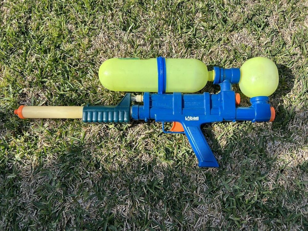 Super Soaker 100 squirt gun