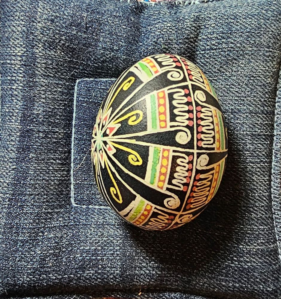 Side view of pysanka 1, design book1