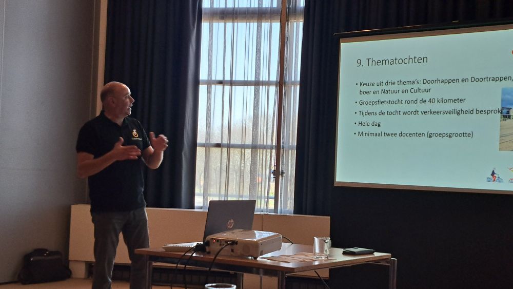 Gerard Prins van de @fietsersbond houdt een presentatie over thematochten die onderdeel zijn van  'Doortrappen'