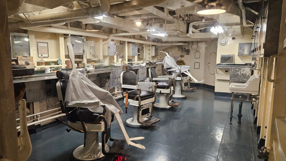 散髪所。当時のままの備品がたくさん