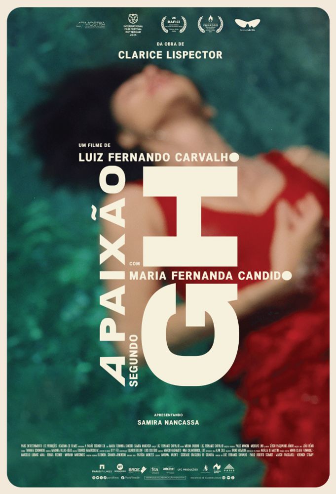 Rio de Janeiro, 1964. Após o fim de uma paixão, G.H., escultora da elite de Copacabana, decide arrumar seu apartamento, começando pelo quarto de serviço. No dia anterior, a empregada pediu demissão. No quarto, G.H. se depara com uma enorme barata que revela seu próprio horror diante do mundo, reflexo de uma sociedade repleta de preconceitos contra os seres que elege como subalternos. Diante do inseto, G.H. vive sua via-crúcis existencial. A experiência narra a perda de sua identidade e a faz questionar todas as convenções sociais que aprisionam o feminino até os dias de hoje. Baseado no romance de Clarice Lispector.