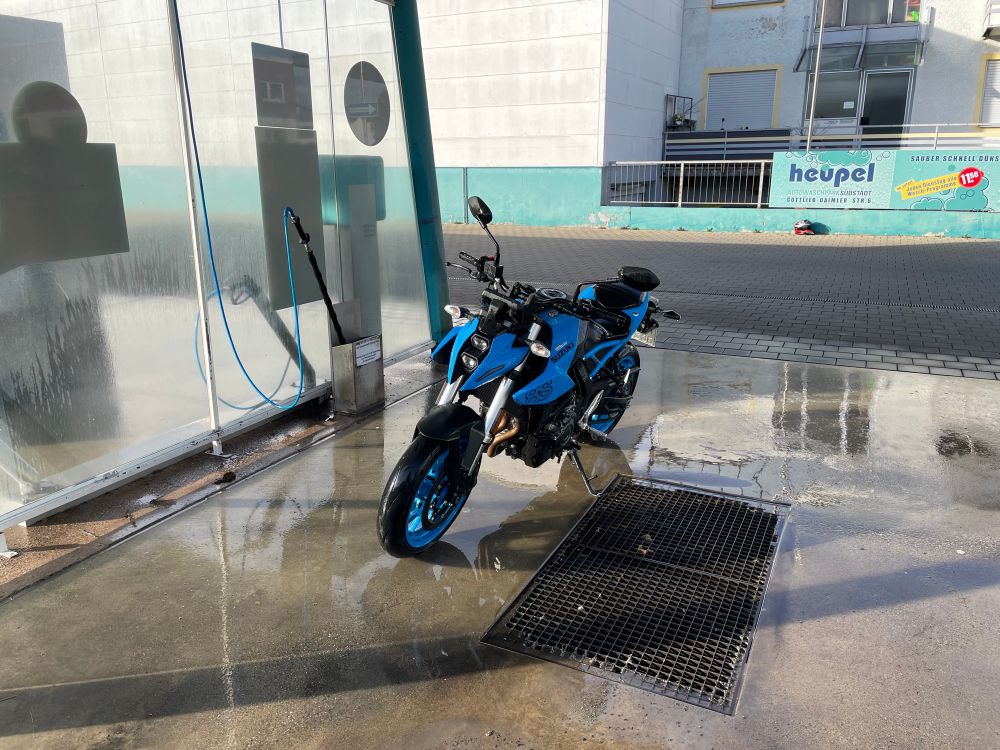 Ein Motorrad steht in einer SB-Waschbox