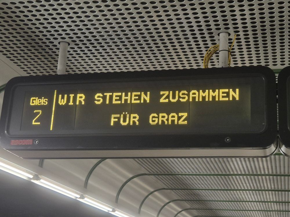 Gleisanzeige der Wiener Linien mit dem Text "WIR STEHEN ZUSAMMEN
FÜR GRAZ"
