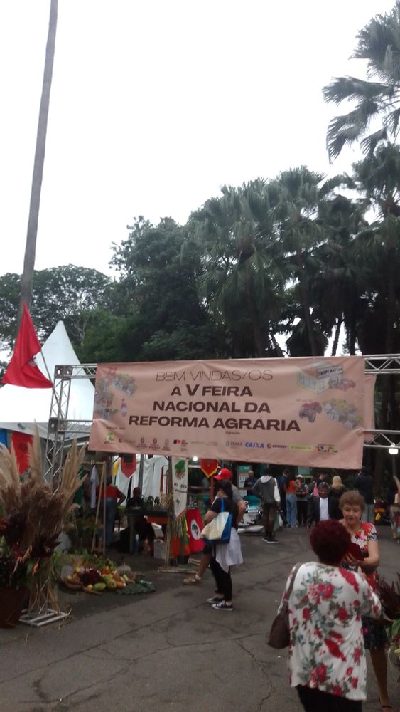 Vê banner com a inscrição "Feira Nacional da Reforma Agrária", na entrada do evento 