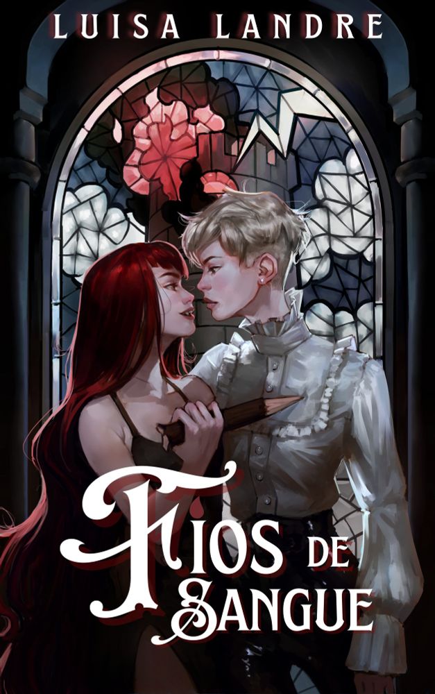 **Descrição da capa de Fios de Sangue:**

Dentro de um lugar fechado, duas vampiras se encaram diante do vitral de uma torre sendo destruída. As duas vampiras são brancas, uma delas tem o cabelo vermelho comprido e segura uma estaca de madeira contra o peito da outra, que usa uma camisa branca antiquada, tem o cabelo curto platinado e a mantém perto de si, olhando para ela com intensidade.
