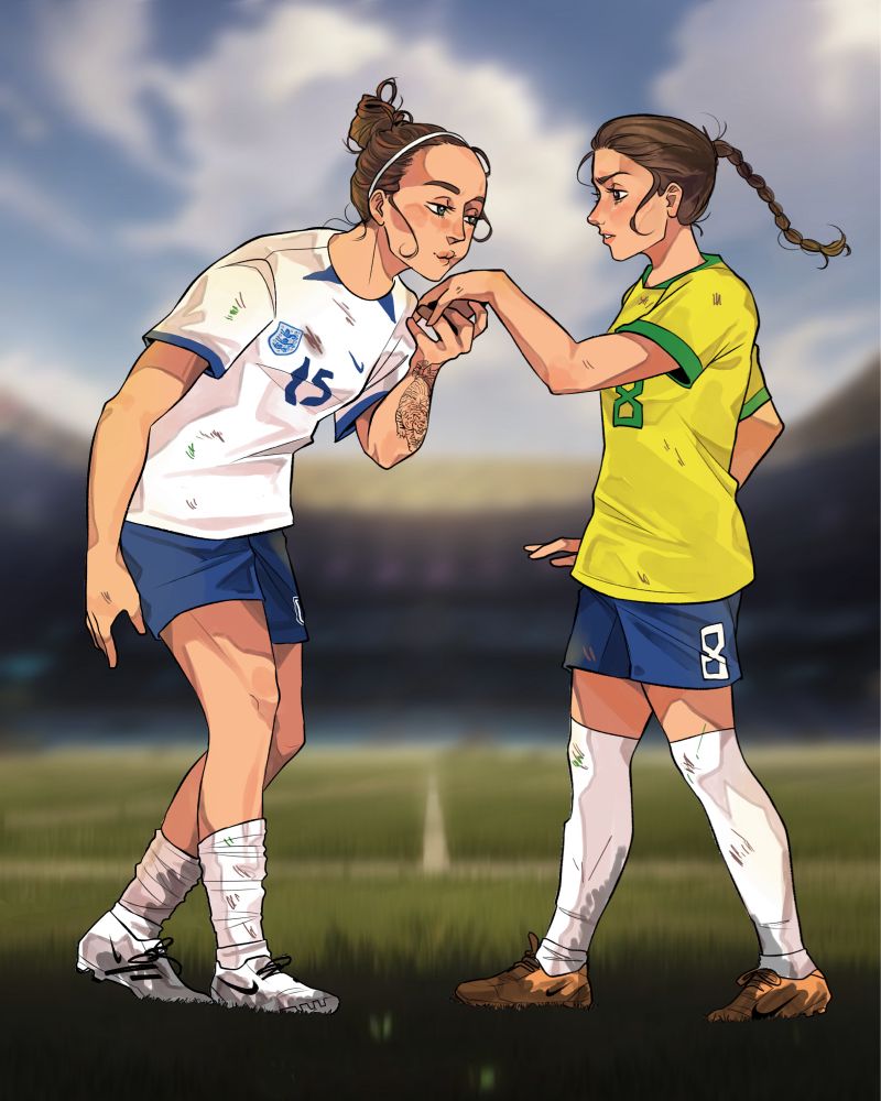 Num estádio de futebol, duas jogadoras estão frente a frente. A jogadora da Inglaterra, Connie Ember, se inclina para beijar as costas da mão da jogadora brasileira, Rebeca Ferraz, que a encara abismada. As duas têm a pele branca e cabelos castanhos, os de Ember em um coque e os de Rebeca em uma trança. Elas usam os uniformes de suas seleções, um pouco sujos por causa do jogo intenso.