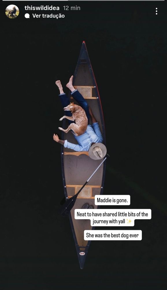 Uma pessoa de chapéu e uma cachorra chamada Maddie estão deitados em um barco. A legenda da foto diz, em tradução livre "Maddie se foi. Bom ter compartilhado partes da jornada com vocês. Ela foi a melhor cachorra de todas."