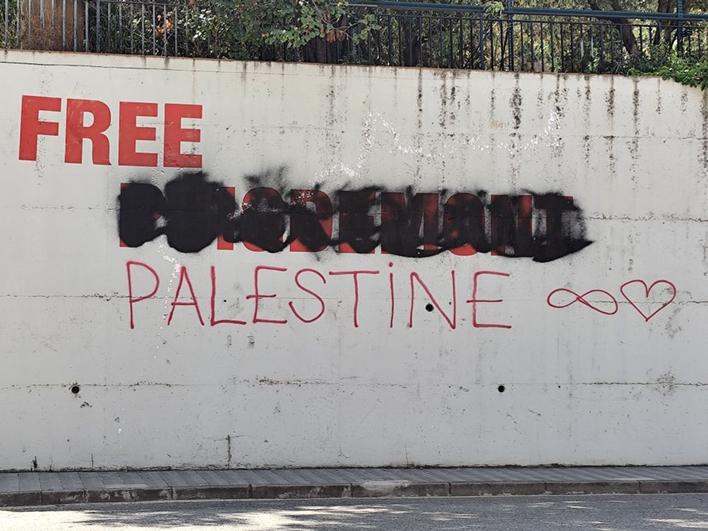 Pintada en una pared de Figueres. Originalmente leía "FREE PUIGDEMONT", la palabra "PUIGDEMONT" está tachada y ahora se lee "FREE PALESTINE"