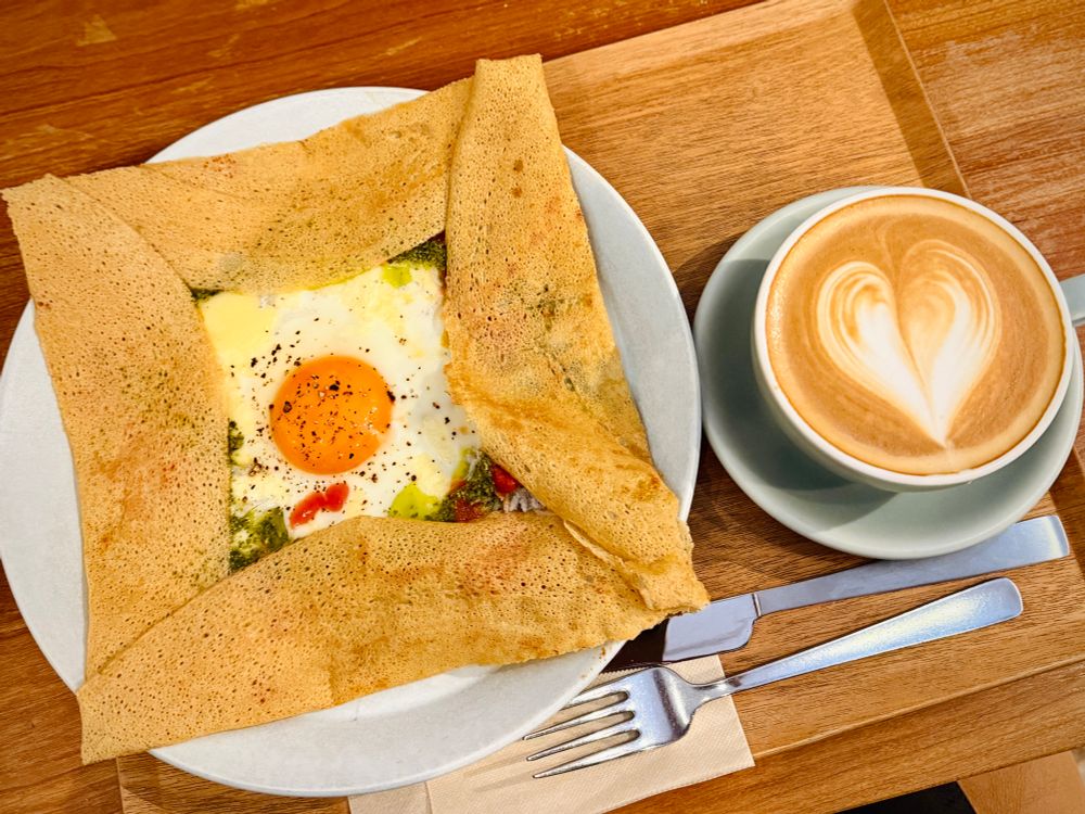 白子とジェノベーゼのガレット
カフェラテ