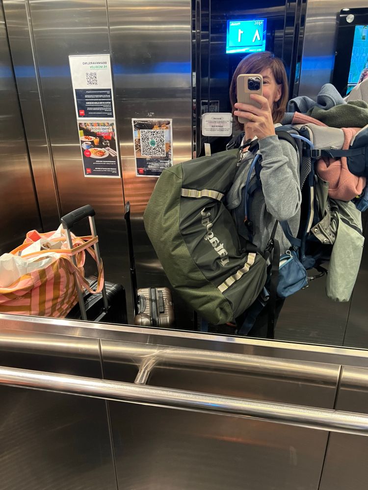 Ich, mit viel Gepäck im Fahrstuhl.