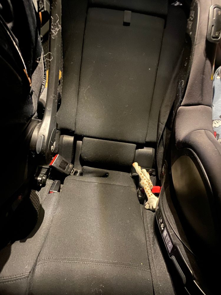 Mittlerer Sitz, Rücksitz unseres Autos. Zwischen zwei Kindersitzen.