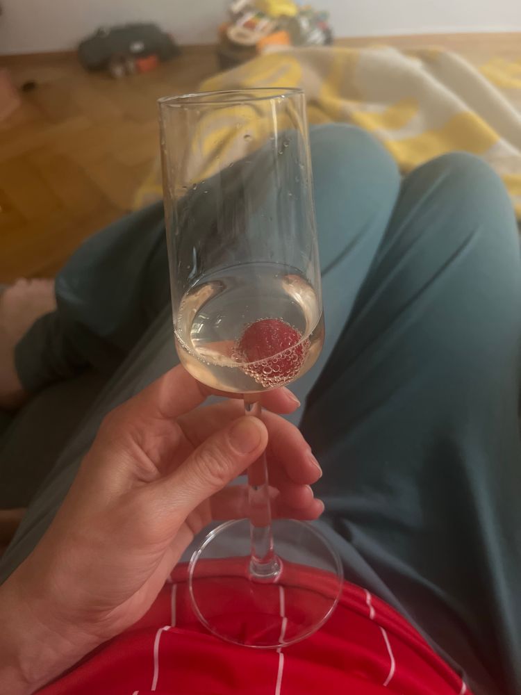 Erdbeere schwimmt in Prosseco.