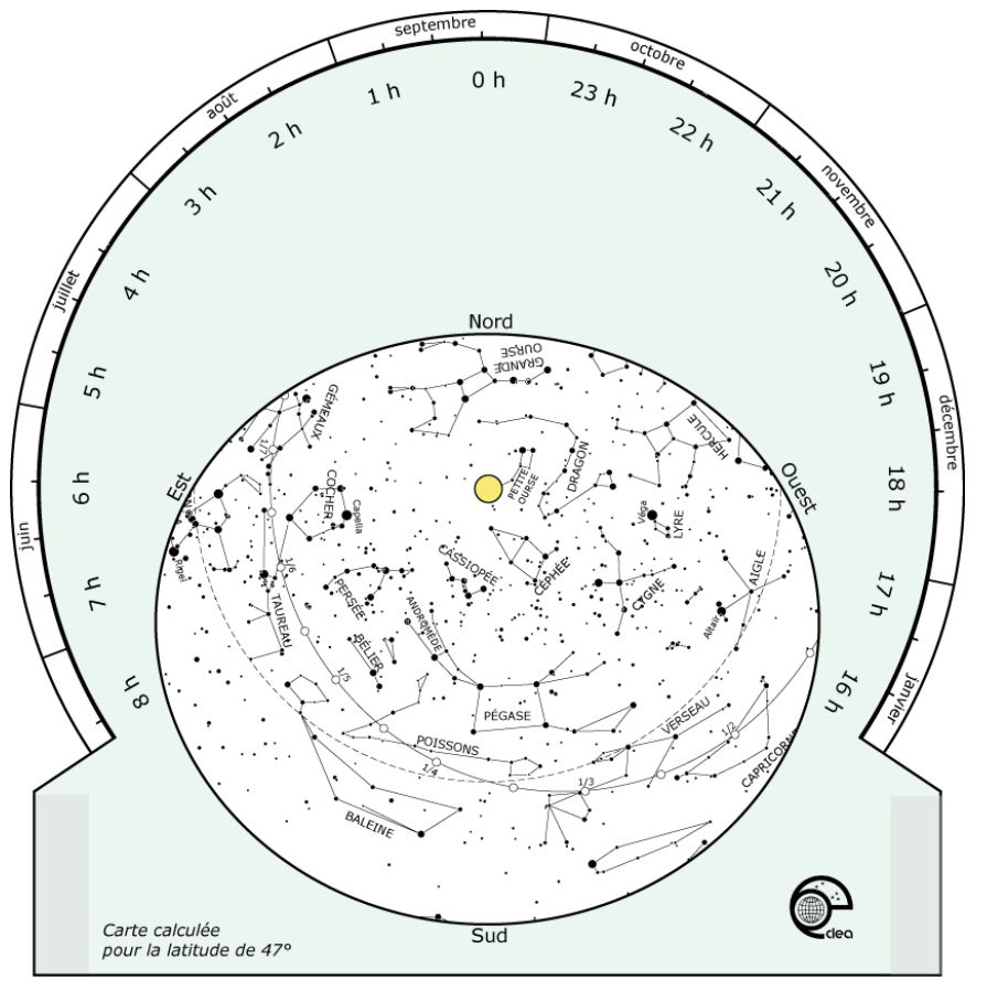 Carte du ciel assemblée. Les étoiles apparaissent dans une fenêtre ovale, avec un pivot jaune au centre. légende : "carte calculée pour la latitude de 47°", logo "Clea".