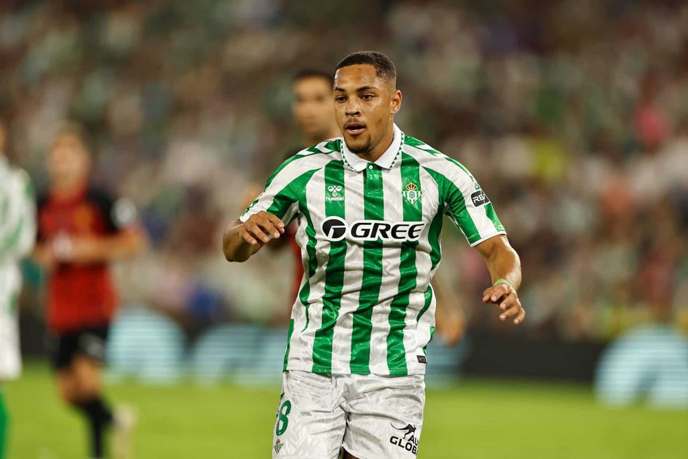 Técnico do Betis fala sobre gols perdidos por Vitor Roque: 'Se fizesse todos não estaria aqui'