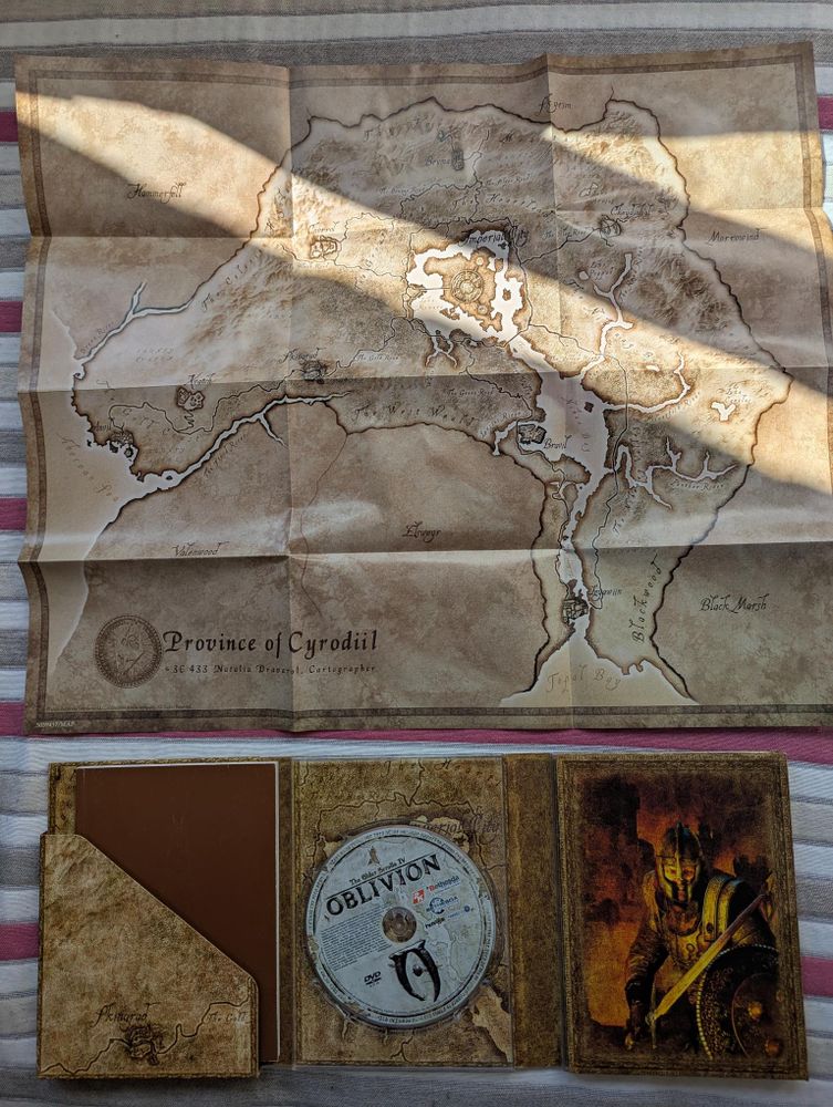 Picture showing the Oblivion collectors edition, including a map of Cyrodiil.