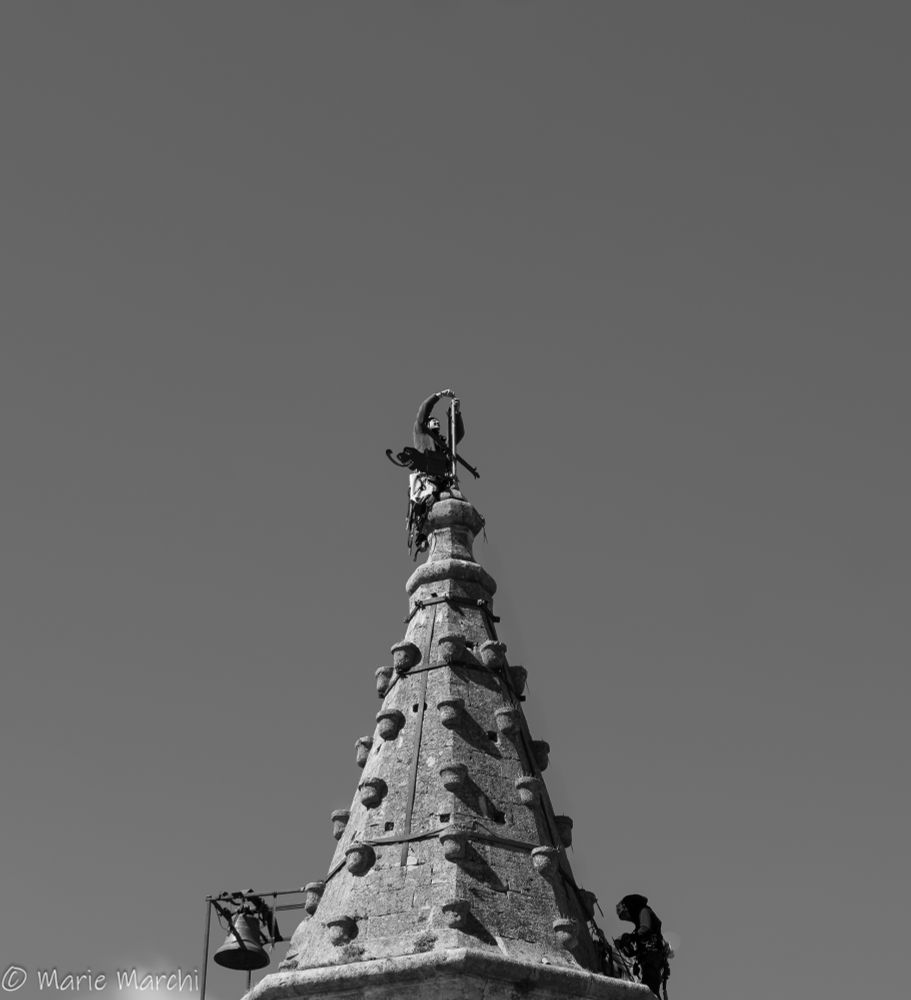 Les héros du jour à Mallemort de Provence ! 
Réfection du clocher de l'église Saint Michel Place du 14 juillet le 21 mai 2024. Photos en noir et blanc, deux hommes harnachés travaillent sur le clocher de l'église, dans le vide.