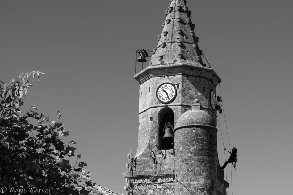 Les héros du jour à Mallemort de Provence ! 
Réfection du clocher de l'église Saint Michel Place du 14 juillet le 21 mai 2024. Photos en noir et blanc, deux hommes harnachés travaillent sur le clocher de l'église, dans le vide.