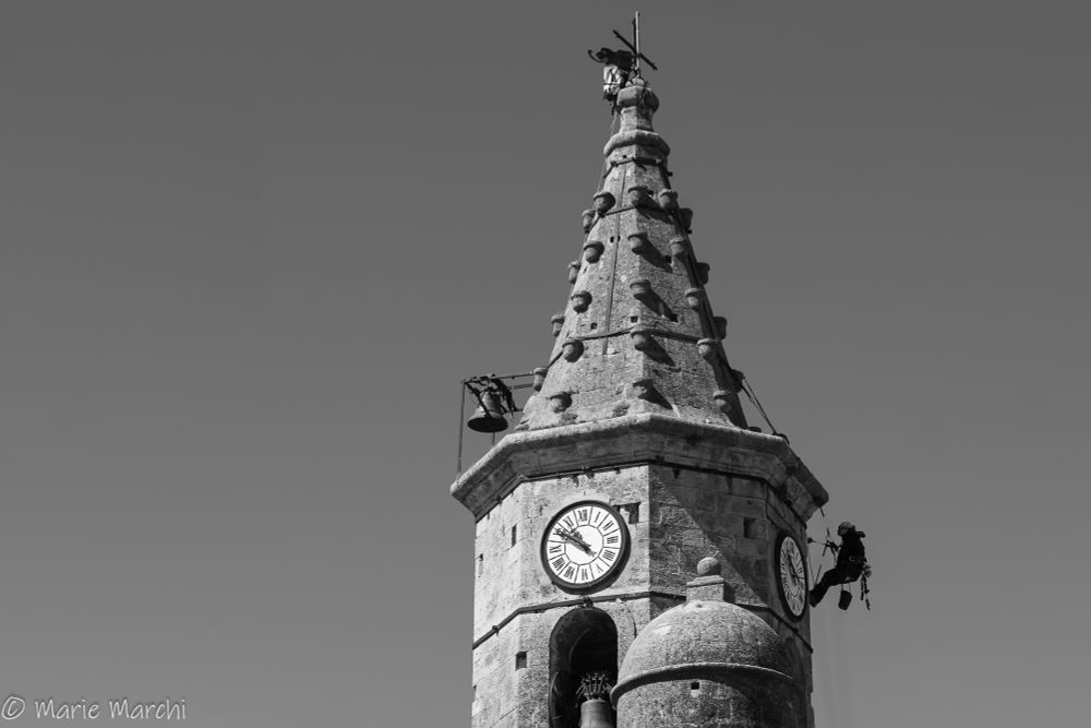 Les héros du jour à Mallemort de Provence ! 
Réfection du clocher de l'église Saint Michel Place du 14 juillet le 21 mai 2024. Photos en noir et blanc, deux hommes harnachés travaillent sur le clocher de l'église, dans le vide.