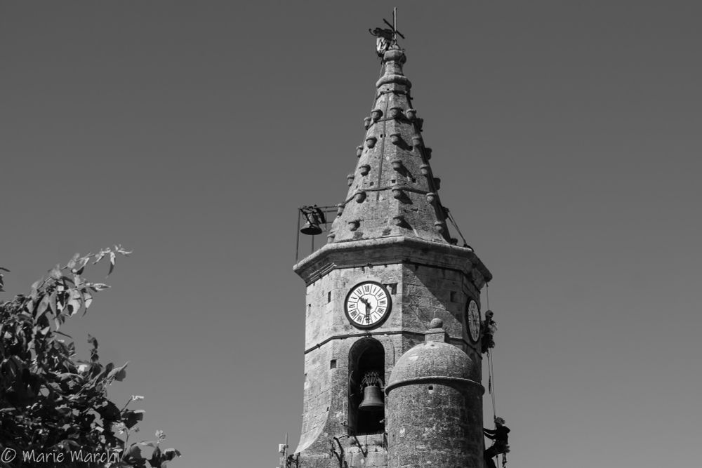 Les héros du jour à Mallemort de Provence ! 
Réfection du clocher de l'église Saint Michel Place du 14 juillet le 21 mai 2024. Photos en noir et blanc, deux hommes harnachés travaillent sur le clocher de l'église, dans le vide.