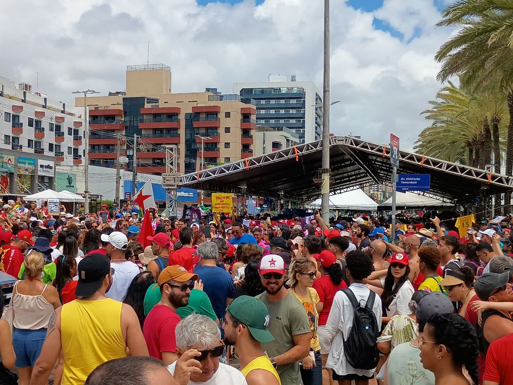 Multidão reunida no busto de Tamandaré, João Pessoa em manifestação contra a anistia e a PEC da Bandidagem.