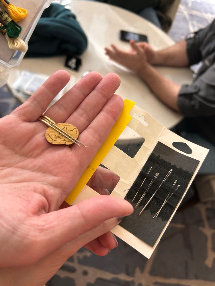 It’s different sizes of embroidery needles 