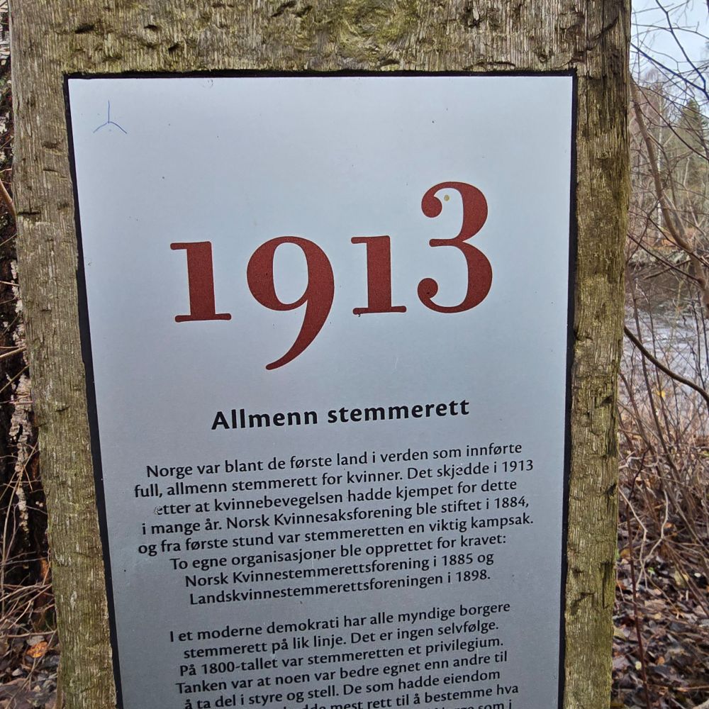 Eidsvoll - demokratisk milepæl ute i skogen. Plakat: 1913 Allmenn stemmerett. 