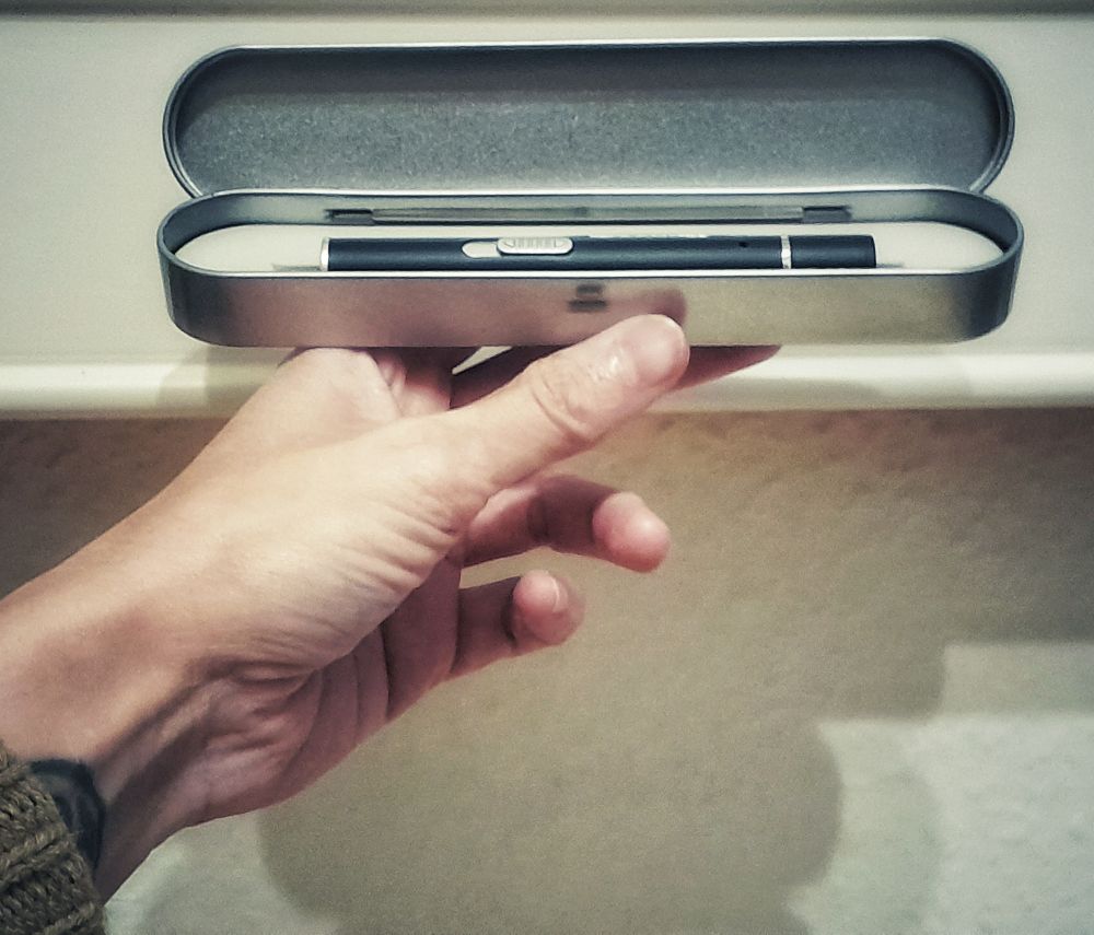 Userin hält eine offene Schmuckdose in der linken Hand 