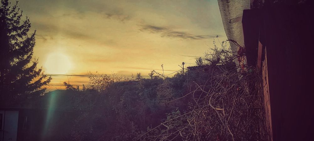 Sonne, atmosphärisch mit Lichtstrahl