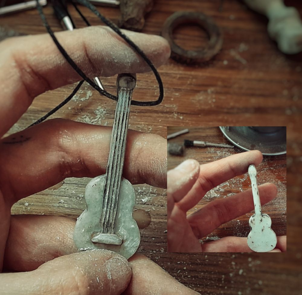 Userin hält eine geschnitzten Bass in der Hand