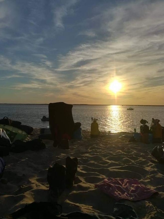 Souvenir d'un week end plongée à la belle étoile à côté de la dune du pilat. Coucher de soleil sur la plage où les bouteilles (d'air) sont posées.