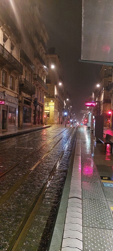 Bordeaux la nuit, la pluie
