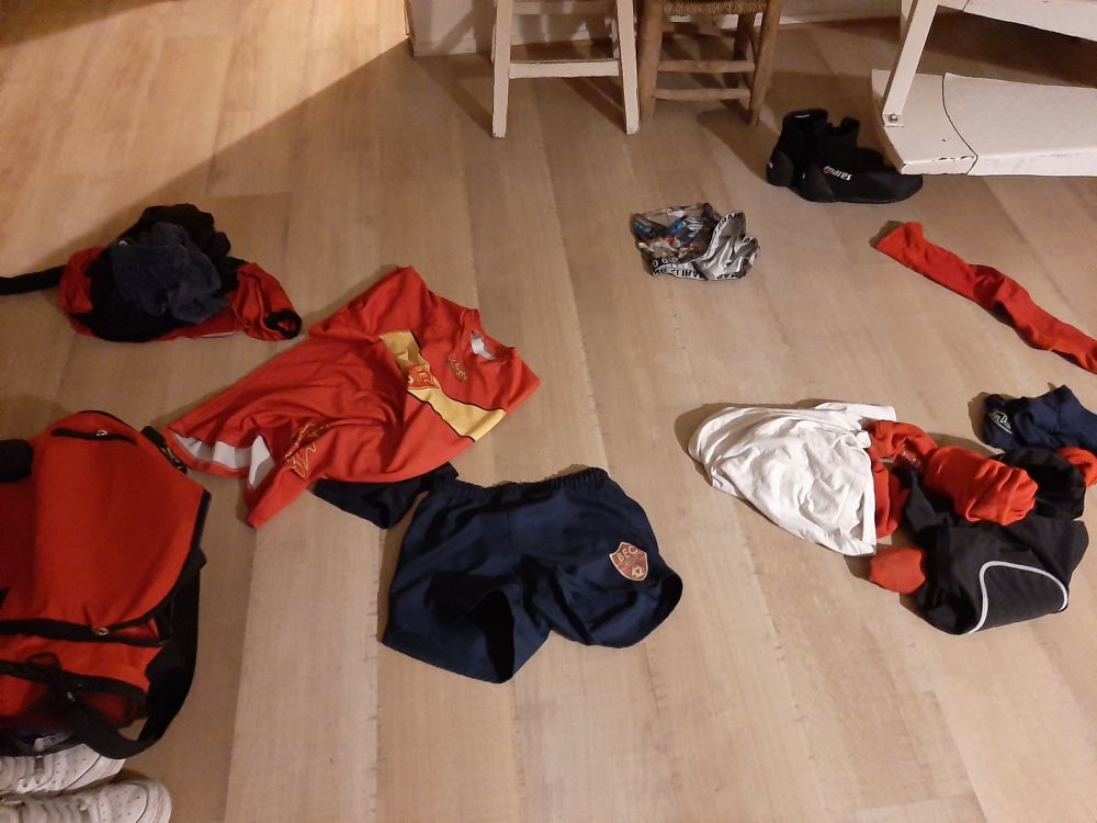 les affaires de rugby du fils trainant par terre