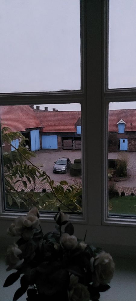 Une cour de ferme avec des portes bleues