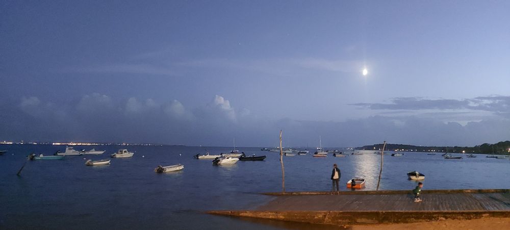 Hier soir le bassin, la lune, les bateaux 