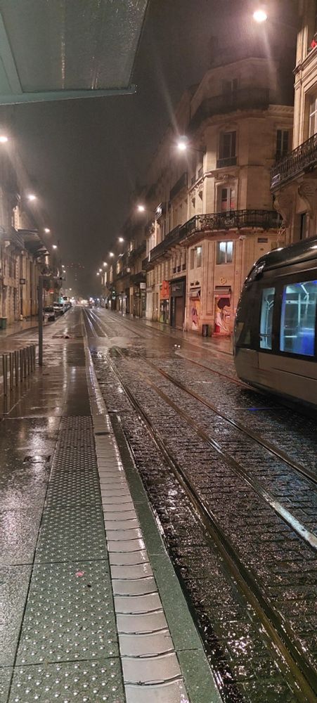 Bordeaux la nuit, la pluie