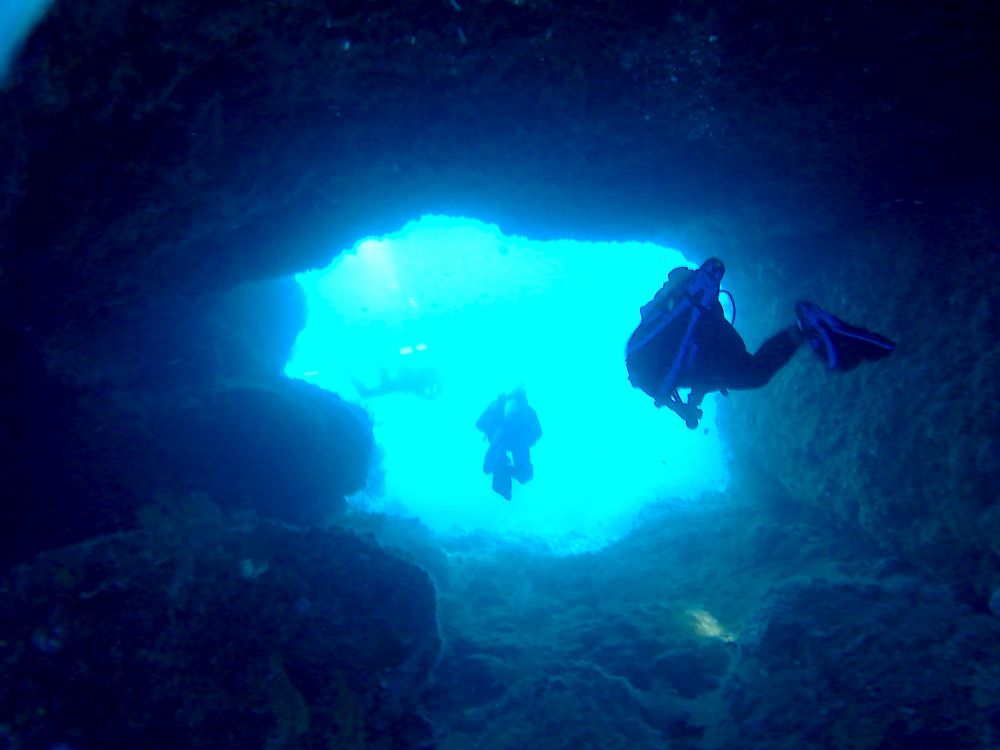 La sortie d'une grotte sous marine et son halo bleu.