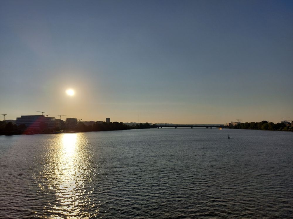 La Garonne à Bordeaux, vue depuis le pont de pierre