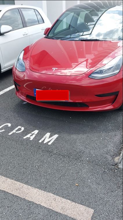 une Tesla du nazi Musk garée sur l'emplacement des bureaux de la CPAM