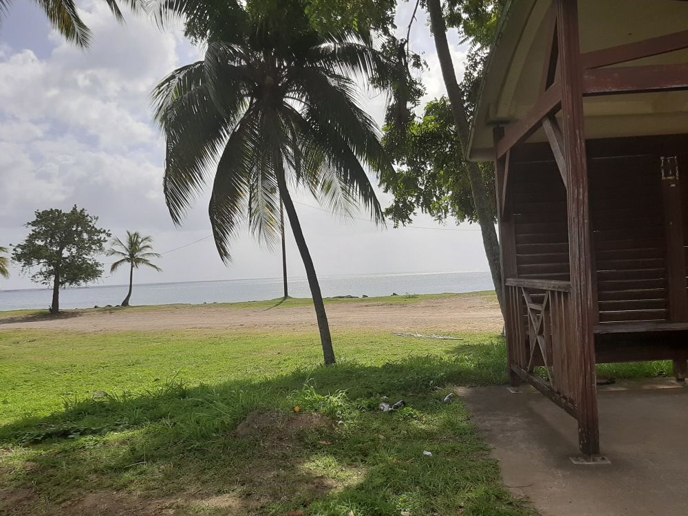 Un abris dos à la mer 