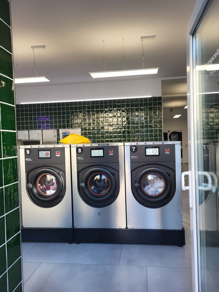 Blick in einen Waschsalon.