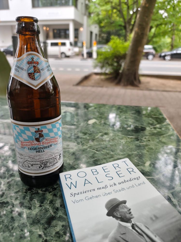 Eine Flasche Tegernseer Hell und Taschenbuch, Robert Walser, Spazieren muss ich unbedingt. 